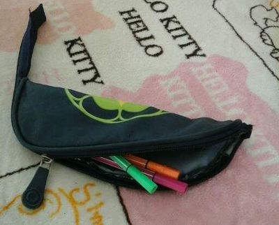 怎么改造宝宝的旧书包做一个简单的手工笔袋