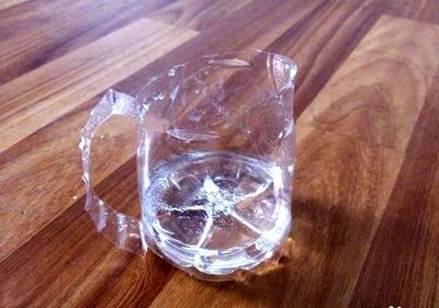 废旧塑料瓶手工制作简易带柄杯子