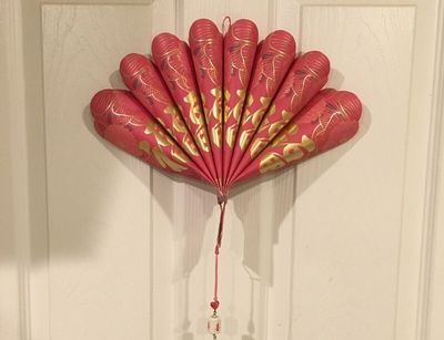 用紅包DIY新年中國扇子掛飾