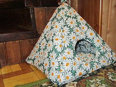 手工自制温暖舒适的金字塔形纸板猫帐篷