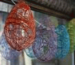 用闲置的废弃彩线做成串串彩色绣球挂饰摆设