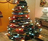 旧书堆出华丽彩灯圣诞树
