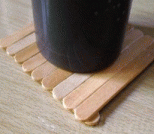 一个简单的用雪糕棍制作的杯垫