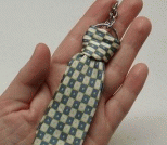 用旧领带做手工钥匙扣挂饰