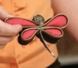 如何用旧拉链做蜻蜓胸花