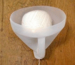 怎么利用牛奶瓶做毛线防滚收线器