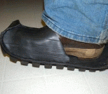 如何使用废轮胎DIY雨天防滑防水鞋教
