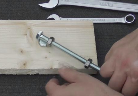 使用螺钉加螺母应急DIY扳手替代品