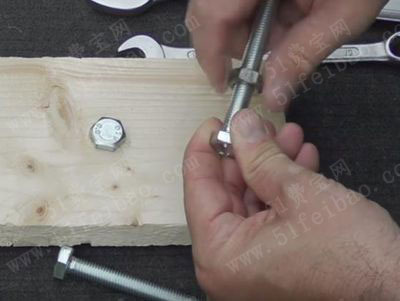 使用螺钉加螺母应急DIY扳手替代品