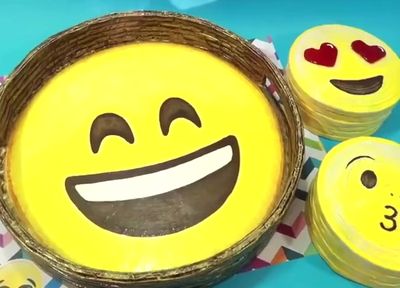 使用报纸制作emoji表情小黄脸包托