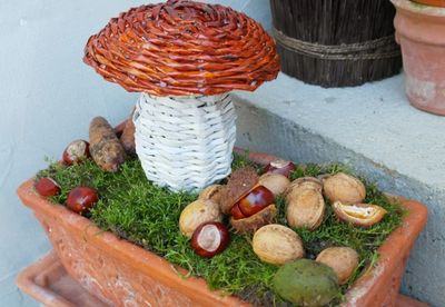 利用废报纸DIY可爱的纸编蘑菇
