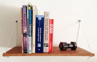 废木板手工制作可以收起放下的DIY活动书架