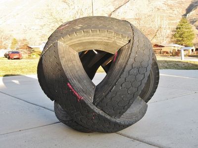 废旧轮胎diy三维球体塑像作品