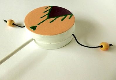 利用旧气球装饰的diy拨浪鼓/皮鼓玩具