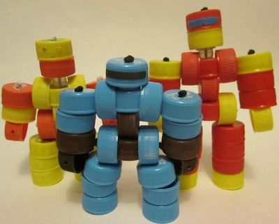 利用废瓶盖制作身体可以自由扭动的机器人战警