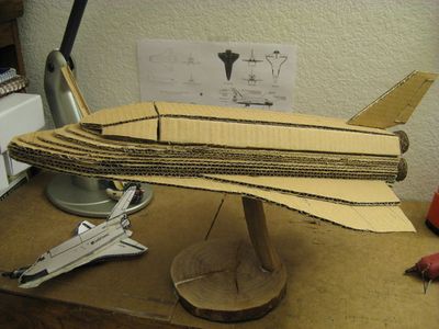 利用废纸箱材料制作瓦楞纸板航天飞机