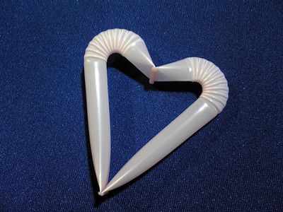 怎样使用吸管做一个立体心形符号