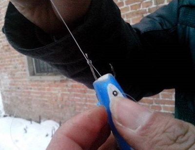 废牙刷diy鱼钩手动绑钩器的制作教程