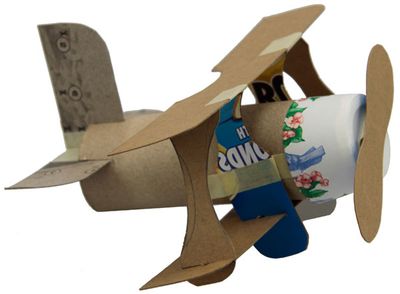 利用废弃品打造滑翔机飞机模型