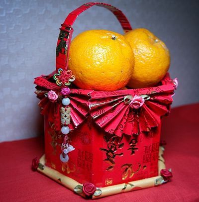 利用回收的旧利是封制作的果篮和糖果盒