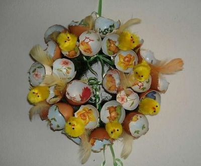 创意环保的复活节鸡蛋花圈DIY做法