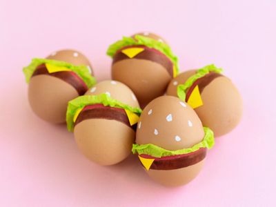 使用蛋壳DIY复活节袖珍汉堡彩蛋
