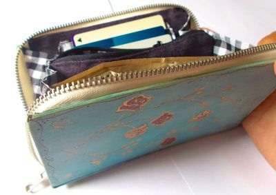 旧书的回收利用：如何利用旧书制作手拿钱包