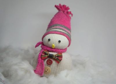 有趣的废旧袜子转眼变身圣诞节雪人