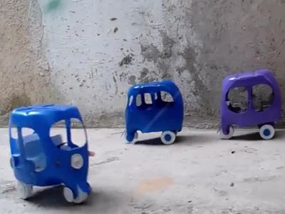 使用洗衣液瓶DIY三轮带棚玩具车