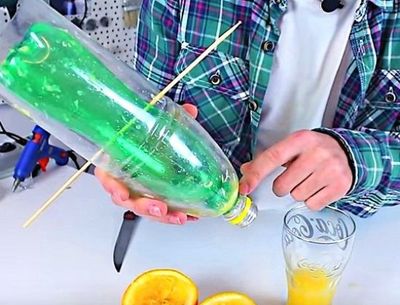 用饮料瓶打造一台简易DIY水果榨汁机