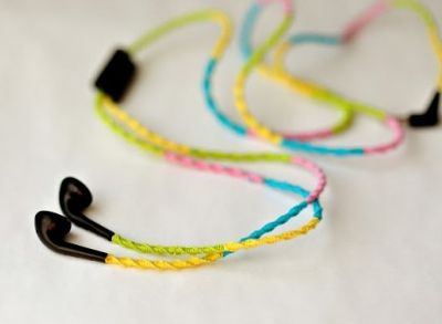 旧耳机利用毛线改造成缠绕彩色线耳机