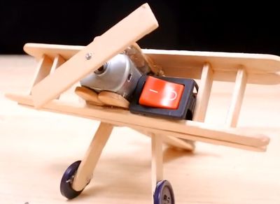用冰棍棒制作木头小飞机造型台扇