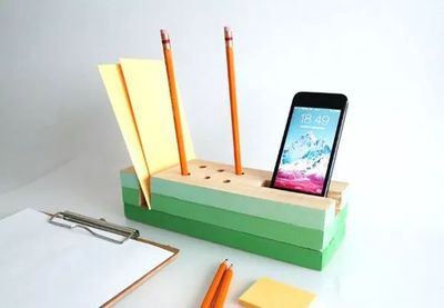 制作家具的剩余木料做多功能手机架笔插
