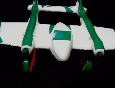 自製綠色塗裝雙螺旋槳電動飛機