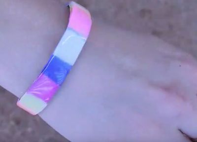 用热熔胶做的彩虹色手链