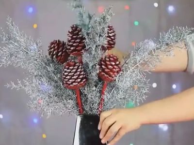 利用废树枝和松果DIY圣诞插花饰品