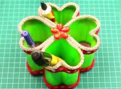 塑料瓶改造成DIY幸运四叶草笔筒