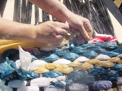 一次性塑料袋手工编织地毯方法