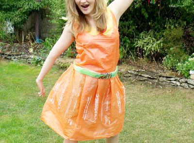 利用回收塑料袋diy环保时装演出服连衣裙
