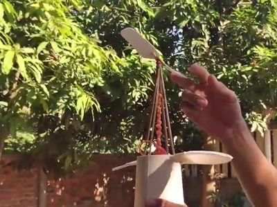 奶茶杯改造变身DIY橡皮筋扭力飞行器