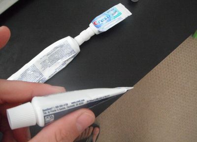 如何利用牙膏皮继续灌装旅行便携小牙膏
