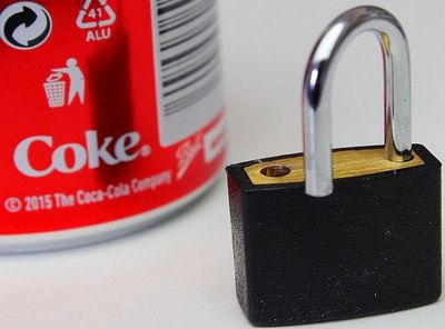 怎样免钥匙使用易拉罐打开锁具技巧