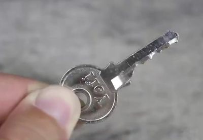 怎么样把旧钥匙做成一把随身小刀和DIY螺丝刀