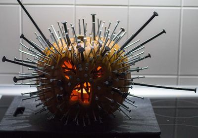 看到就觉得痛的铁钉穿头南瓜灯万圣节作品