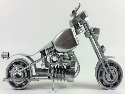 利用废品制作逼真DIY摩托车模型