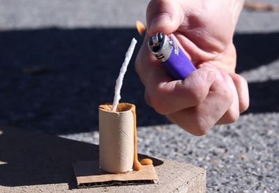 旧纸筒DIY野外求生报警信号弹