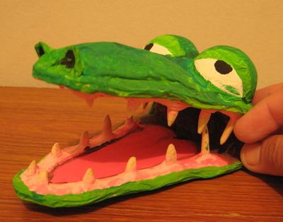 幼儿园硬纸板小手工鳄鱼玩具做法教程