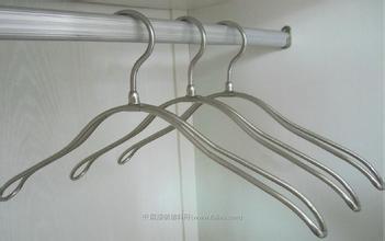 不仅挂衣服,利用衣架你可以打造的便利生活小发明