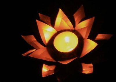 圣洁易拉罐莲花许愿灯的制作方法