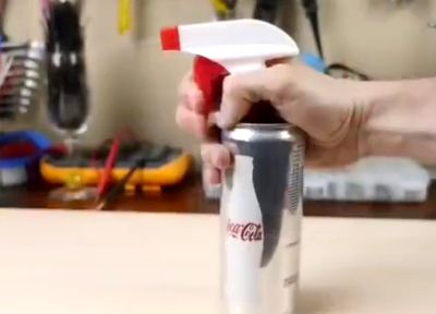 使用易拉罐DIY喷雾浇花瓶